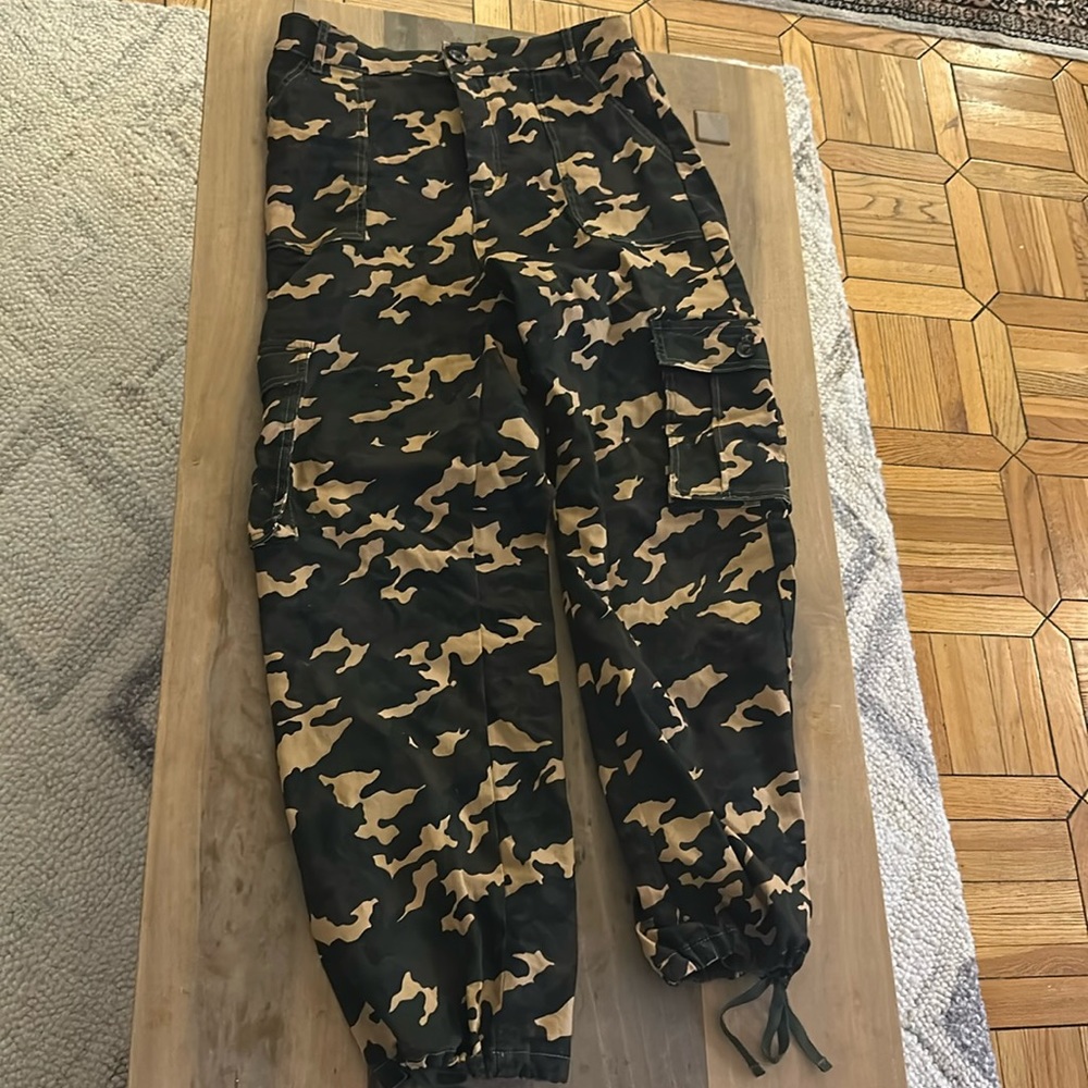 Size L camo cargo pants